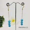 Vista detallada de pendientes largos bañados en oro de 14k con tres perlas azules - Azul Real (HWX954-21)