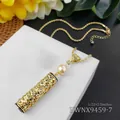 Detailopname van gouden holle hanger met parel aan een gedraaide schakelketting - Lichtgele Parel Stijl (HWNX9459-7)