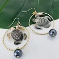 Boucles d'oreilles tortue tropicale avec nacre naturelle et perle en finition dorée - Style Tortue Marine (HWB4146)