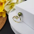 Anillo abierto de oro 14k con flor tropical y perla verde en soporte blanco - Estilo Verde Oliva Oscuro (HEX1077-4)