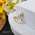 Detalle de anillo chapado en oro de 14k con flor de frangipani y perla rosa estilo hawaiano - Estilo Rosa (HEX1077-5)
