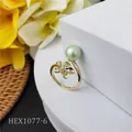Primer plano del anillo de flor de frangipani con perla verde sobre pedestal blanco - Estilo Verde Claro (HEX1077-6)