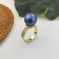 Elegante 14K vergulde ring met een grote iriserende parel en sprankelende CZ-diamanten - Irillerende Paarse Parel Stijl (HEX1028)