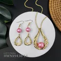 Hawaii Schmuckset mit rosa Muschelperlen und goldenen Anhängern im Tropfendesign - Rosa Großer Anhänger Hohle Tropfenform Stil (HWNX9438-14)