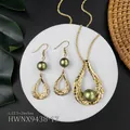 Hawaii-Schmuckset mit olivgrünen Muschelperlen im goldenen Tropfen-Design - Olivgrüne Perle Satin Hohle Tropfenform Stil (HWNX9438-17)