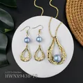 Hawaiianisches Hamilton-Schmuckset mit blauen Perlen und goldenen Hohl-Anhängern - Hellblaue Perle Hohle Tropfenform Stil (HWNX9438-19)