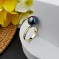 Anillo de oro minimalista con una gran perla negra redonda y efecto aurora - US 7 / Perla Negra Iridiscente (HEX1087)