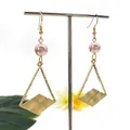 Dettaglio di orecchini geometrici con cornici a triangolo dorato e perle rosa su supporto - Rosa(HWX150-6)