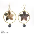 Boucles d'oreilles créoles dorées style île avec étoile en nacre noire et perle - Style de Feuille (HWB4148-2)