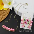 Gouden sieradenset met roze parelketting en bijpassende Aloha hangende oorbellen - Roze (HWNX9309-14)