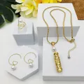 Détail du parure bijoux perles dorées avec bague cœur et collier ajouré sur présentoir - Style Perle Blanche (HWNX9703-4)