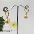 Dettaglio orecchini huggie dorati con scintillanti zirconi e grandi perle color champagne - Oro Champagne (HWX924-7)