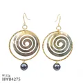 Boucles d'oreilles dorées avec spirale en nacre noire et goutte en perle grise - Style Disque en Spirale (HWB4275)