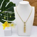 Parure tropicale dorée avec collier à perles vertes et boucles d'oreilles sur support blanc - Style Perle Vert Olive (HWNX9703-5)