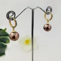 Orecchini huggie in oro con zirconi e pendenti tondi in perle di conchiglia bronzo - Bronzo (HWX924-9)