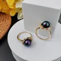 Vintage vergulde ring met natuurlijke zwarte parelmoer en bloemvormige zetting - US 7 / 14K Goud