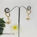 Dettaglio orecchini a cerchio dorati con zirconi e pendenti in perle rotonde color crema - Bianco Crema (HWX924-13)