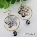 Boucles d'oreilles créoles dorées avec fleur en nacre et perle noire pendante - Style Fleur à Cinq Pétales (HWB4145)