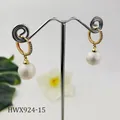 Dettaglio di orecchini huggie dorati con cristalli micro-pave e una perla bianca lucida - Bianco Lucido (HWX924-15)