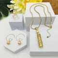 Détails du coffret bijoux dorés avec collier tube évidé et boucles d'oreilles perles rétro - Style Perle Dorée (HWNX9703-7)