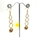 Auffällige goldene Hammerschlag-Ohrringe mit eleganten dunklen Naturperlen-Anhängern - Braun