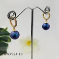 Dettaglio di orecchini huggie dorati con zirconi e perla viola con riflessi iridescenti - Viola Cangiante (HWX924-18)