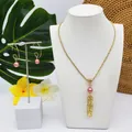 Détails de l'ensemble collier et boucles d'oreilles dorés avec perles roses de style - Style Perle Rose Vif (HWNX9703-8)