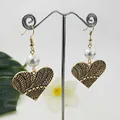 Vintage heart earrings with geometric patterns, gold finish and white pearls - White Bead Style (HWX934-4)
