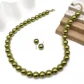 Schmuckset aus olivgrünen 12mm Muschelperlen mit Halskette und passenden Ohrsteckern - Olivgoldgrün (HWNX9179-5)