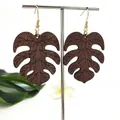 Bohemian houten monstera blad oorbellen met gouden haken en tropische decoratie - Hol Ontwerp 1 (HWX1513-2) / Donkerbruin