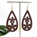 Bohemian houten druppeloorbellen met bloemmotief en gouden metalen haken - Donkerbruin (HWX1512-2)