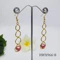 Gehämmerte goldene Creolen-Ohrhänger mit eleganten rosa Perlen und geometrischem Design - Hellrosa
