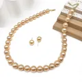Elegantes 12mm goldene Perlen Schmuckset mit einer Perlenkette und passenden Ohrringen - Champagner (HWNX9179-7)