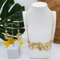 Parure de bijoux floraux dorés avec motif frangipanier et perles rose-violet élégantes - Style Perle Rose Violet (HWNX9609-2)