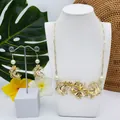 Détail de la parure dorée fleurie avec perles vert clair et motifs de vagues tropicales - Style Perle Vert Clair (HWNX9609-3)