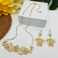 Gros plan détaillé sur l'ensemble bijoux tortue hawaïen doré avec perles vertes et fleurs - Style Perle Vert Clair