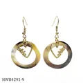 Dettaglio di orecchini a cuore dorati con scritta aloha e anelli in conchiglia naturale - Stile Cuore Aloha (HWB4291-9)