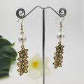 Boucles d'oreilles pendantes vintage avec perles blanches et fleurs dorées rétro - Blanc (HWX935-4)