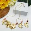 Détail de la parure collier et boucles d'oreilles fleur dorée avec perles et strass - Style Perle Rose Brun (HWNX9609-8)