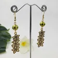 Boucles d'oreilles rétro fleurs dorées avec perles vert olive et contours de pétales - Vert Olive (HWX935-5)