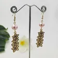 Détail de boucles d'oreilles fleurs vintage avec perle rose et pendentifs dorés - Rose Clair (HWX935-6)