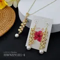 Vue détaillée du collier hawaïen en spirale dorée et des boucles d'oreilles perles - Perle Blanche (HWNX9181-4)