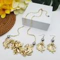 Vue détaillée du collier et des boucles d'oreilles fleurs dorées avec perles grises - Style Perle Gris Foncé (HWNX9609-11)