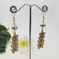 Détail de boucles d'oreilles pendantes fleurs dorées avec perle sur un support en T - Gris Argent (HWX935-11)