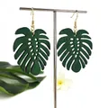 Donkergroene houten monstera blad oorbellen met gouden haken in boho stijl - Donkergroen