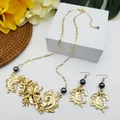 Détail de parure florale dorée avec perles grises présentée sur un support blanc - Style Perle Gris Foncé (HWNX9609-12)