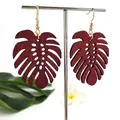 Houten monstera blad oorbellen in donker mahonie op een minimalistische sieradenhouder - Hol Ontwerp 2 (HWX1514-4) / Donker Roodbruin