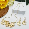 Détail de parure bijoux fleurs vintage dorées avec perles et strass sur socle - Style Perle Blanc Cassé (HWNX9609-13)
