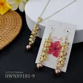 Détail de la parure en spirale dorée avec gravures florales et perles marron - Perle Marron Foncé (HWNX9181-9)