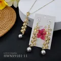 Détails du parure de bijoux hawaïenne avec collier spirale doré et perles blanches - Perle Noire Irisée (HWNX9181-11)